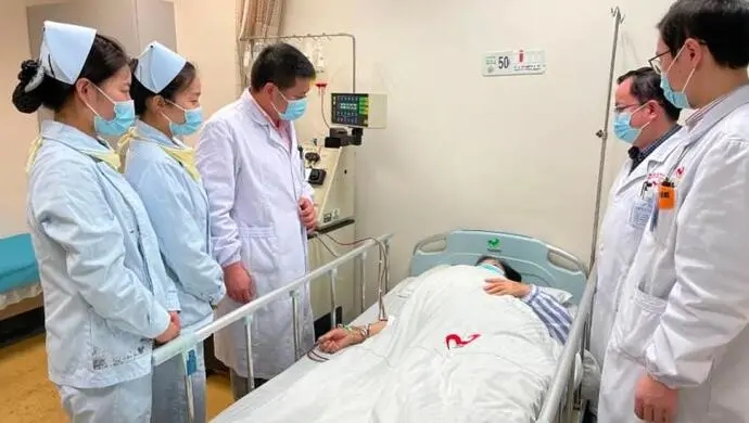 医护人员看望病人 医护人员看望病人