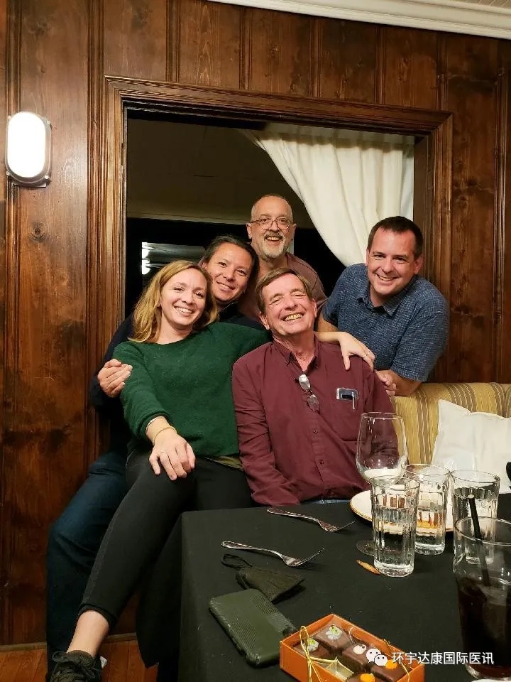 CAR-T细胞免疫疗法治疗后的白血病患者道格奥尔森和他的家人 CAR-T细胞免疫疗法治疗后的白血病患者道格奥尔森和他的家人