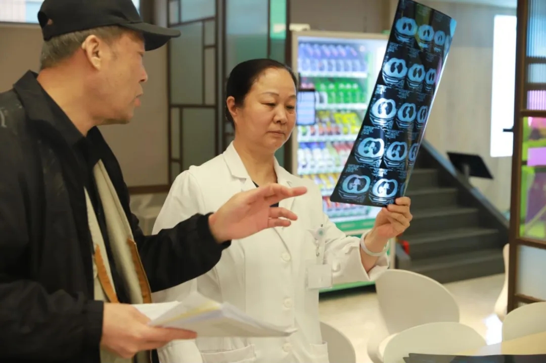 李倩颖教授和肺癌患者交流 李倩颖教授和肺癌患者交流